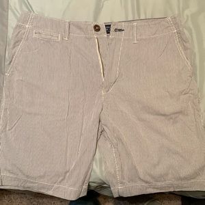 American Eagle classic khaki shorts size 34